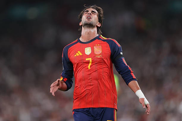 Ferran Torres - 5/10 Thi đấu ở vị trí trung phong, Torres chơi xông xáo nhưng lại phung phí thời cơ nghiêm trọng khi bỏ lỡ hai cơ hội đối mặt mười mươi trong hiệp một – những tình huống lẽ ra có thể giúp đội nhà kết liễu trận đấu sớm. Anh được thay ra ở phút 55 bởi Mikel Oyarzabal, một quyết định đã làm thay đổi hoàn toàn diện mạo hàng công của Tây Ban Nha.