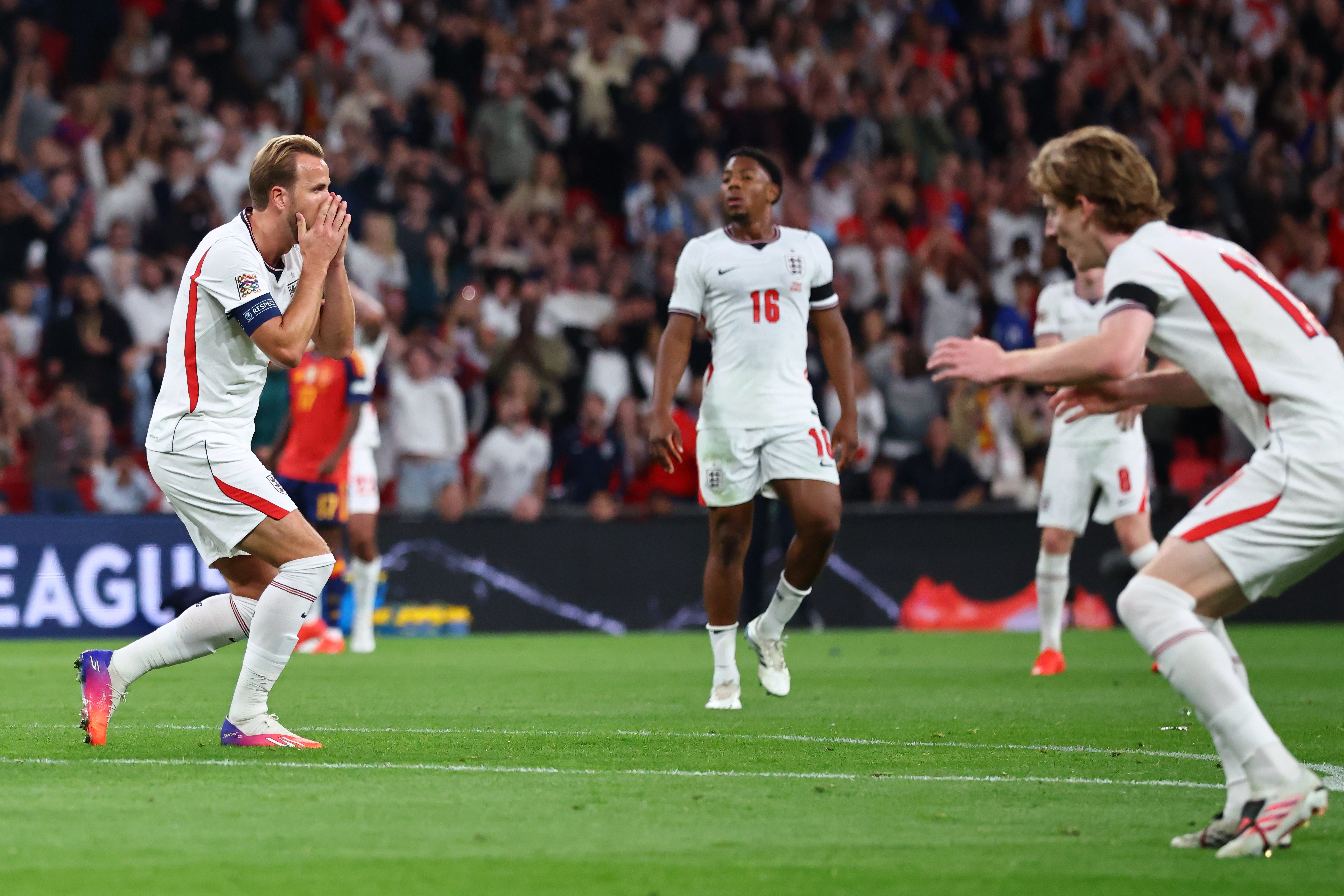Sự hỗn loạn khiến tuyển Anh đánh rơi chiến thắng tại Wembley. Ảnh: EPA/TOLGA AKMEN