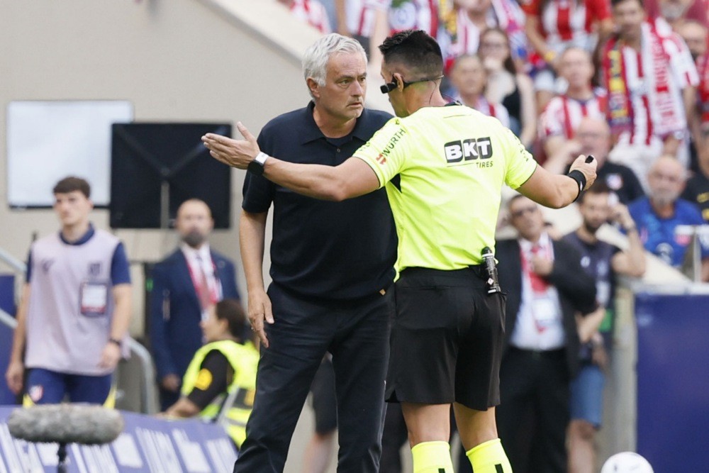 Mourinho đã có những phàn nàn về trọng tài sau trận thua Atletico. Ảnh: EPA/Ballesteros.