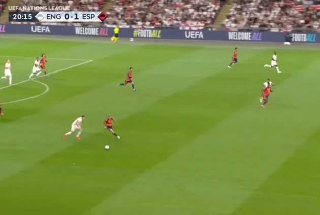 Dani Olmo dễ dàng vượt qua Elliot Anderson bằng một động tác kỹ thuật. Ảnh: ITV