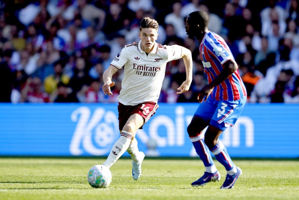 Mitchell đối đầu với Gyokeres của Arsenal. Ảnh: EPA/TOLGA AKMEN.