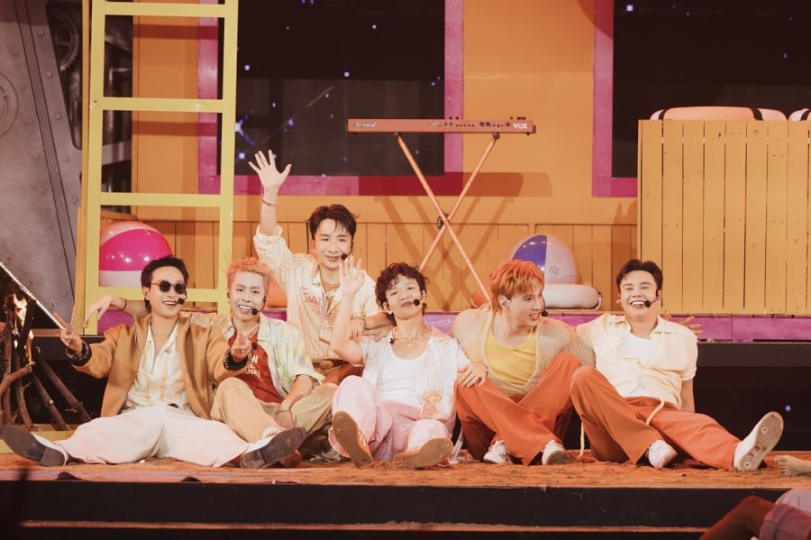 Nhà Thăng Hoa mang đến sân khấu performance Và tôi cũng yêu em trẻ trung, sôi động.