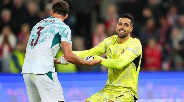 Diogo Costa (8/10): Xuất sắc thực hiện 5 pha cứu thua quan trọng, liên tục làm nản lòng các chân sút Na Uy dưới sức ép dồn dập. Ảnh: Marius Nordnes / Nordnes Foto/Getty Images.