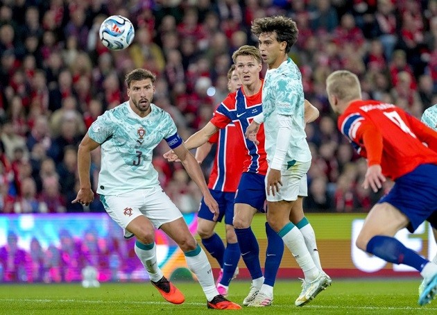 Ruben Dias (7/10): Thủ lĩnh hàng thủ với nhiều pha giải nguy giải tỏa áp lực; phạm lỗi chiến thuật chịu thẻ vàng ở cuối trận để bảo toàn thế trận.