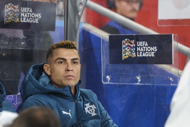 Cristiano Ronaldo ngồi dự bị ở trận đấu với Na Uy. Ảnh: EPA/PAULO NOVAIS