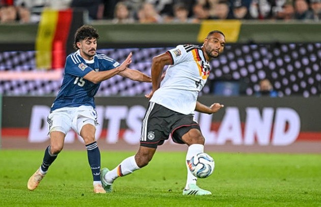 Jonathan Tah - 6/10: Một ngày thi đấu vất vả của trung vệ giàu kinh nghiệm. Tah không thể hiện được sự thống trị quen thuộc trong các pha không chiến và tỏ ra chậm hơn một nhịp trước các pha phản công tốc độ của đối phương, gây ra không ít thời khắc thót tim cho khán giả nhà.