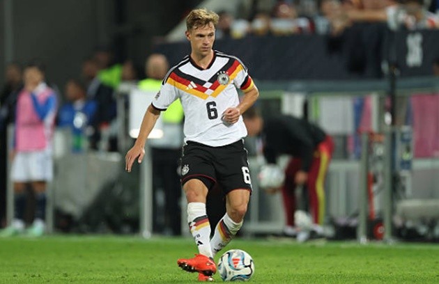 Joshua Kimmich - 7/10: Cầm trịch tuyến giữa và điều tiết nhịp độ lối chơi đầy đĩnh đạc, tuy nhiên thủ quân tuyển Đức thiếu đi những đường bóng sắc lẹm để định đoạt cục diện. Kimmich còn gặp vận rủi lớn ở phút 74 khi nỗ lực nhoài người cản phá cú sút của đối phương vô tình biến thành pha đổi hướng bóng khiến Nubel phải vào lưới nhặt bóng.