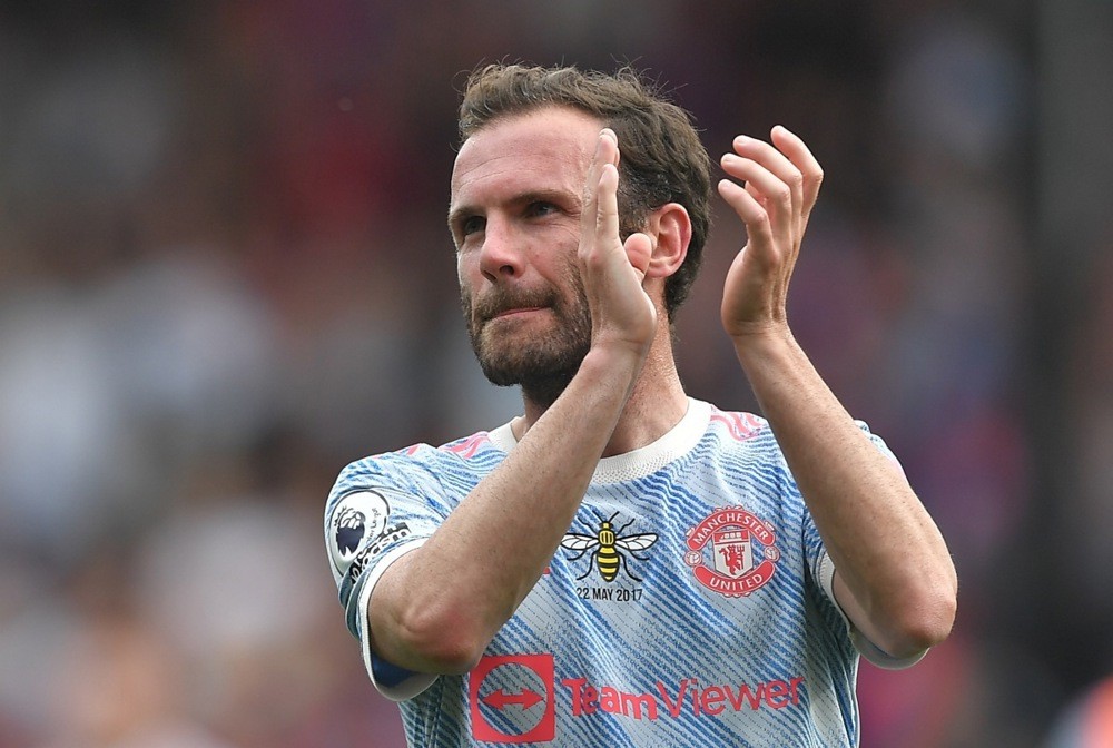 Mata đã đùa về việc Man City có thể bị tước danh hiệu. Ảnh: EPA.