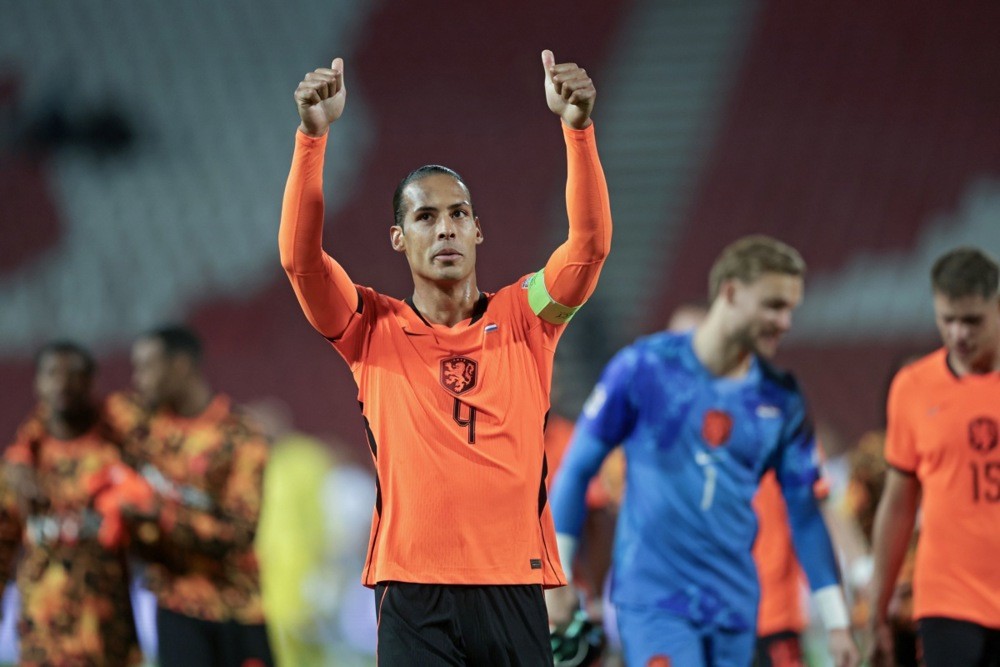 Virgil van Dijk – 7/10. Đội trưởng Hà Lan thể hiện sự điềm tĩnh và kinh nghiệm, chỉ huy hàng phòng ngự đối phó với lối chơi giàu thể lực của Serbia. Ảnh: EPA.