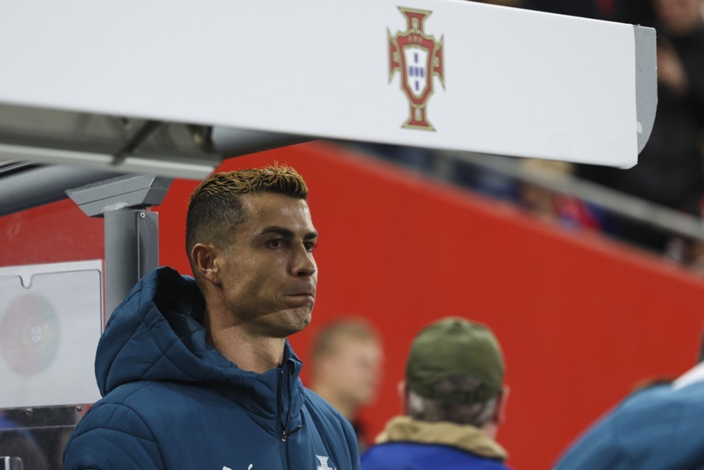 Ronaldo ngồi dự bị suốt 90 phút trước Na Uy. Ảnh: EPA IMAGES. 
