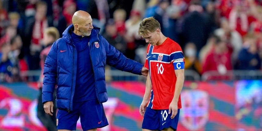 Odegaard hứng chịu cú vào bóng nguy hiểm của Silva. Ảnh: EPA.