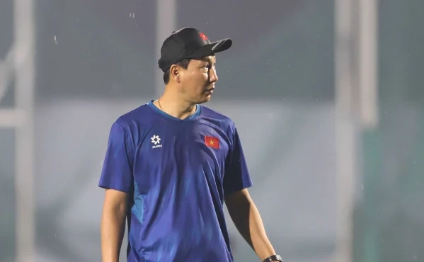 HLV Kim Sang-sik theo dõi học trò trên sân tập. Ảnh: Fanpage VFF.