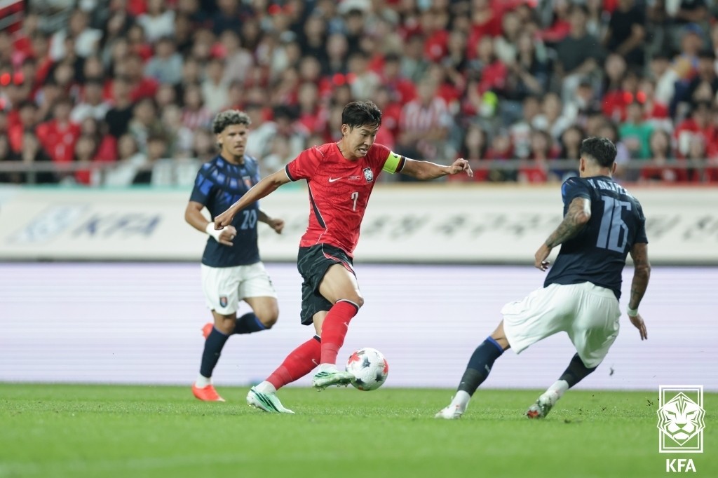 Son Heung-Min và đồng đội bế tắc trước hàng thủ kỷ luật của Uruguay. Ảnh: KFA/LĐBĐ Hàn Quốc.