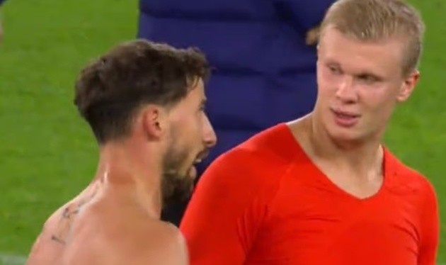 Haaland trao đổi với Dias sau trận. (Ảnh: UEFA)