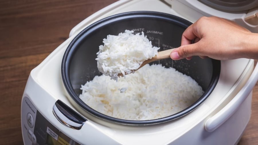 Vì sao bạn không nên mở nắp nồi cơm điện để xới cho đến khi chín hẳn?