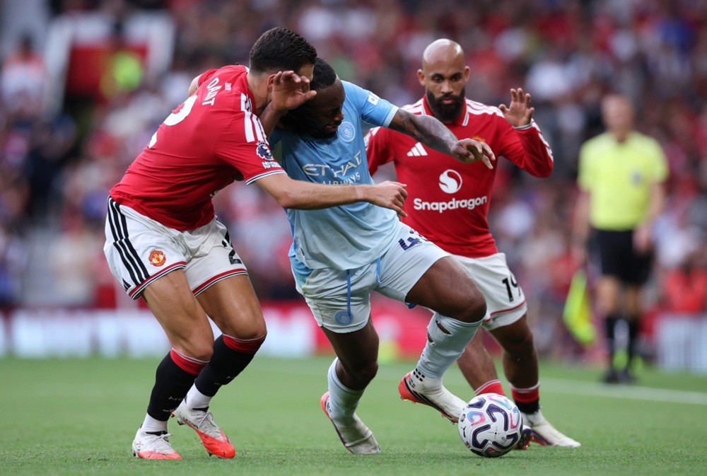 CĐV MU muốn bản án nghiêm khắc cho Man City vì 114 cáo buộc vi phạm tài chính. Ảnh: EPA Images.
