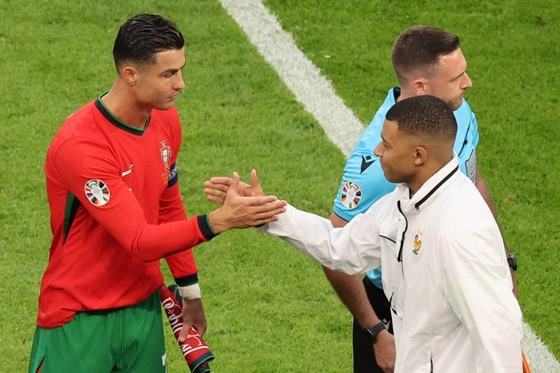 Cristiano Ronaldo là thần tượng của Kylian Mbappe. Ảnh: EPA