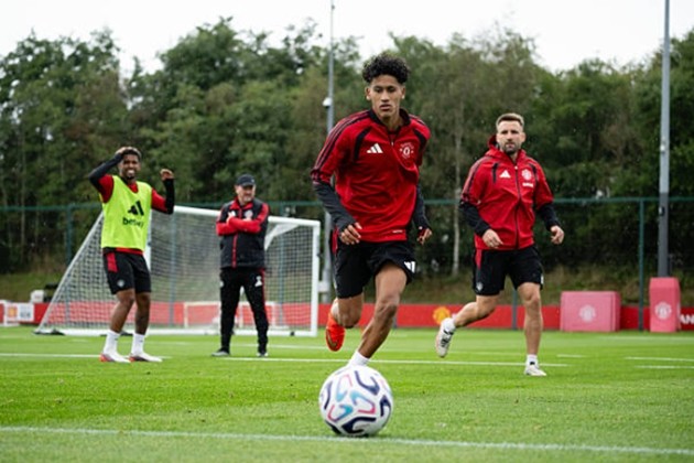 Dù tài năng đến đâu, JJ Gabriel cũng không được phép lớn hơn Man United. Ảnh: 