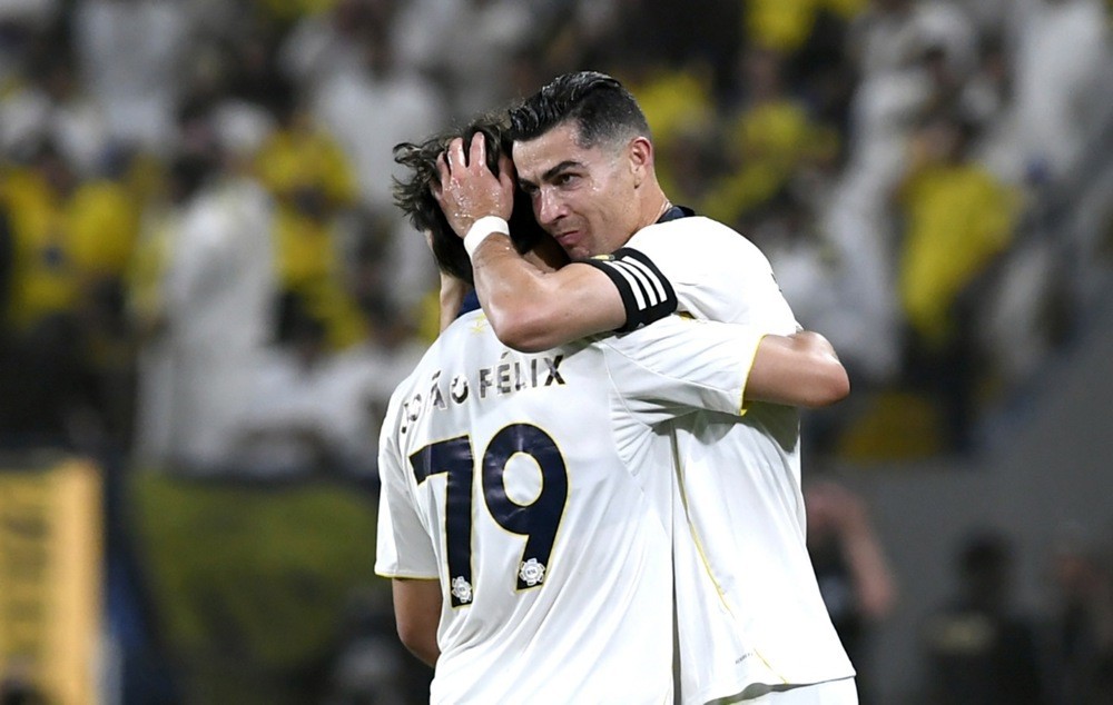 Felix chơi ăn ý cùng Ronaldo. Ảnh: EPA.
