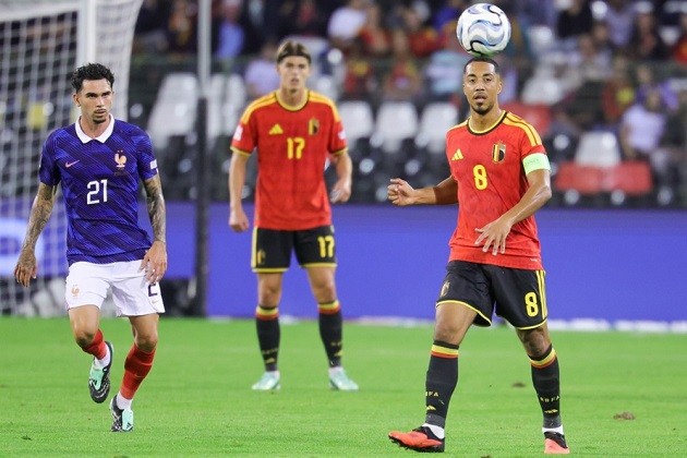 Youri Tielemans - 6.9: Đội trưởng thi đấu nỗ lực, tích cực hỗ trợ phòng ngự nhưng bị dính một thẻ vàng.
