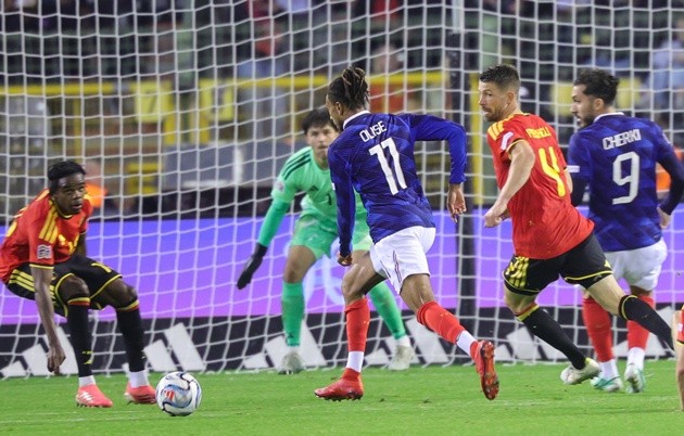 Olise khiến Zidane phấn khích. (Ảnh: EPA Images)