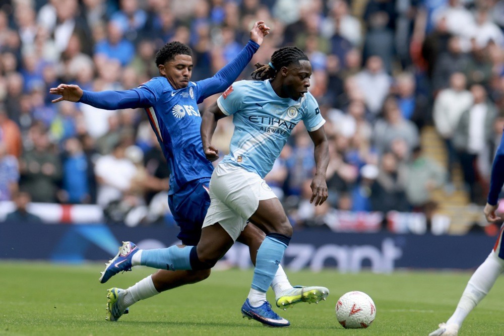 Arsenal được khuyên chiêu mộ Doku khi Man City đang bị kết tội vi phạm 114 trong 115 cáo buộc tài chính. Ảnh: EPA Images.