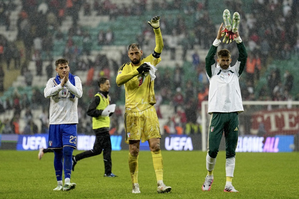 Gianluigi Donnarumma - 7/10. Anh làm chủ tốt khu vực cấm địa, có 2 pha cứu thua và góp phần duy trì sự tổ chức cho hàng thủ trong những phút Thổ Nhĩ Kỳ gây sức ép ở hiệp hai. Ảnh: EPA.