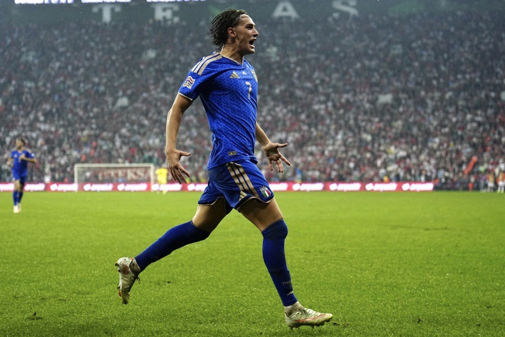 Pio Esposito - 9/10. Esposito là cầu thủ nổi bật nhất trên hàng công Italy. Anh kiến tạo cho Kayode ghi bàn ở phút 27, trước khi tự mình lập công ở phút 50 để dập tắt hoàn toàn hy vọng ngược dòng của đối thủ. Ảnh: EPA.