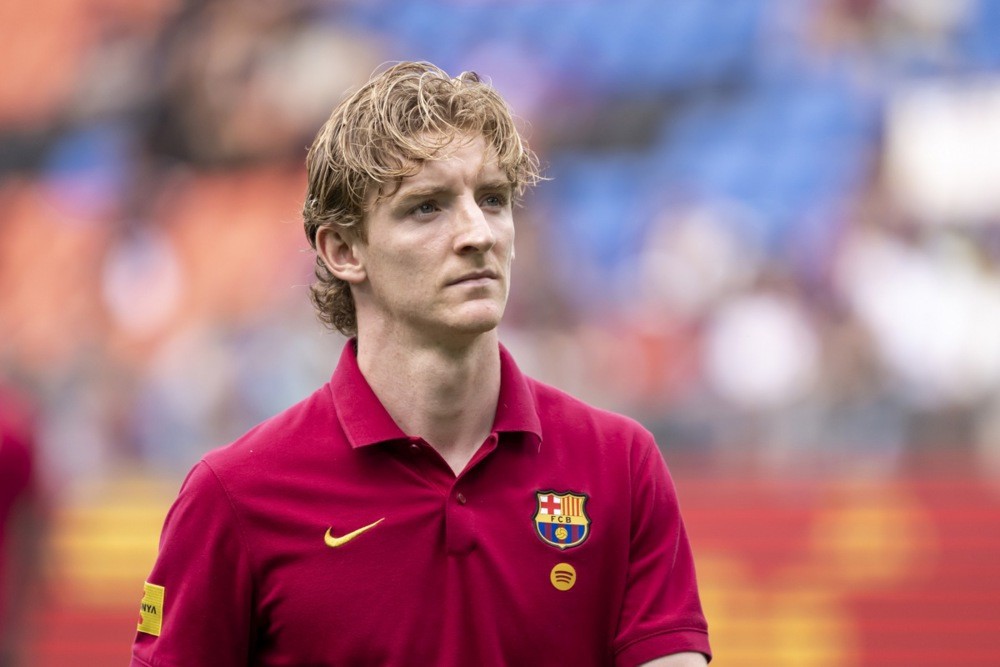 Gordon từng bước thích nghi ở Barca. Ảnh: EPA.