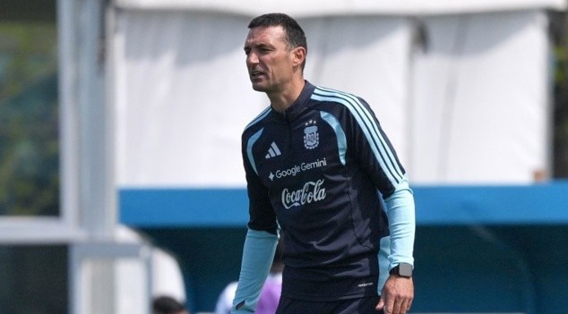 HLV Lionel Scaloni cùng các học trò hướng đến chiến thắng trước Bolivia. Ảnh: EPA.