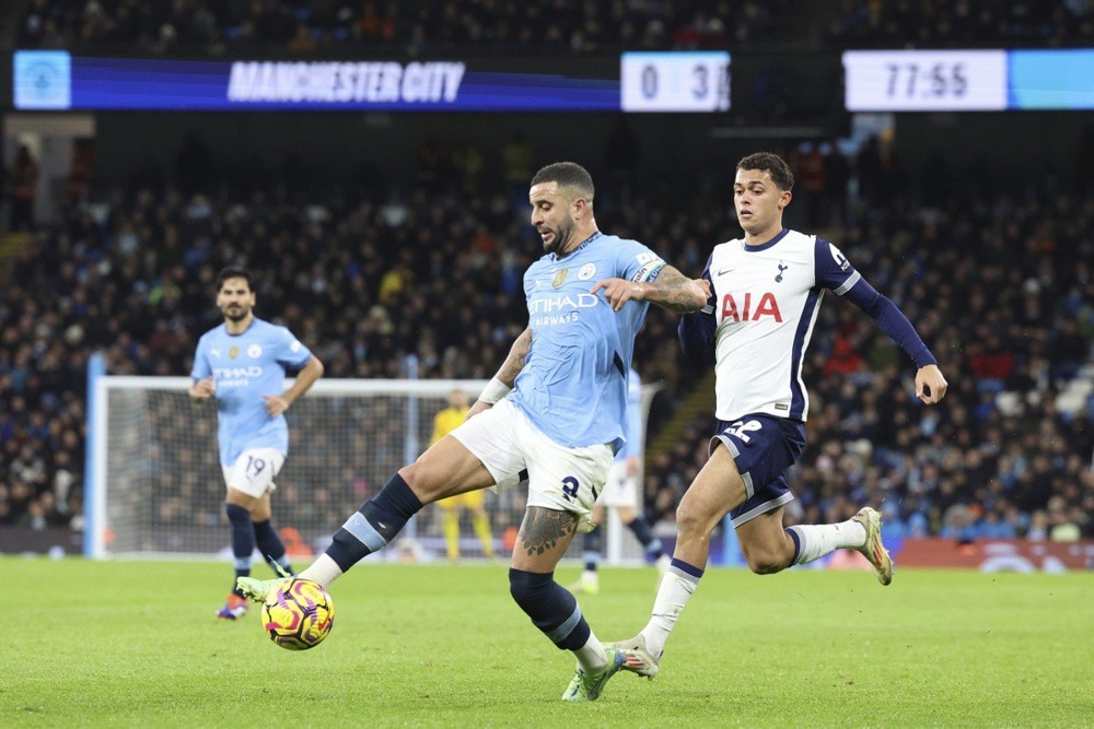 Kyle Walker đối đầu với đội bóng cũ Tottenham. Ảnh: EPA/Adam Vaughan.