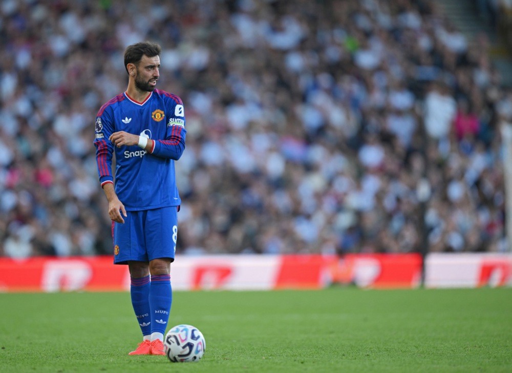 Bruno Fernandes đang đeo băng thủ quân của Man Utd. Ảnh: EPA/Daniel Hambury.