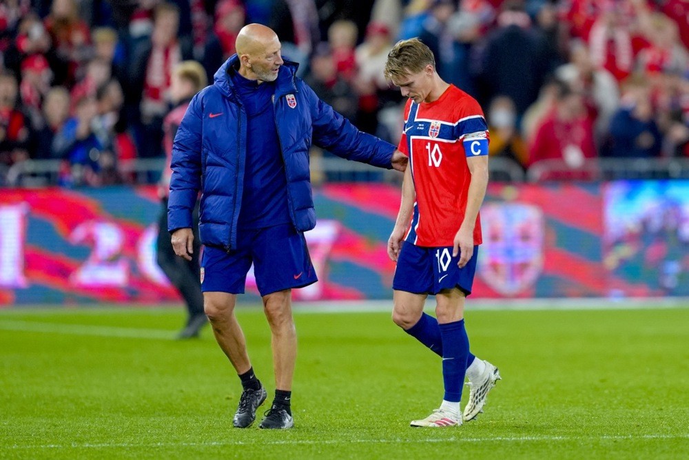 Martin Odegaard tập tễnh rời sân ở trận gặp Bồ Đào Nha. Ảnh: EPA/Lise Aserud.