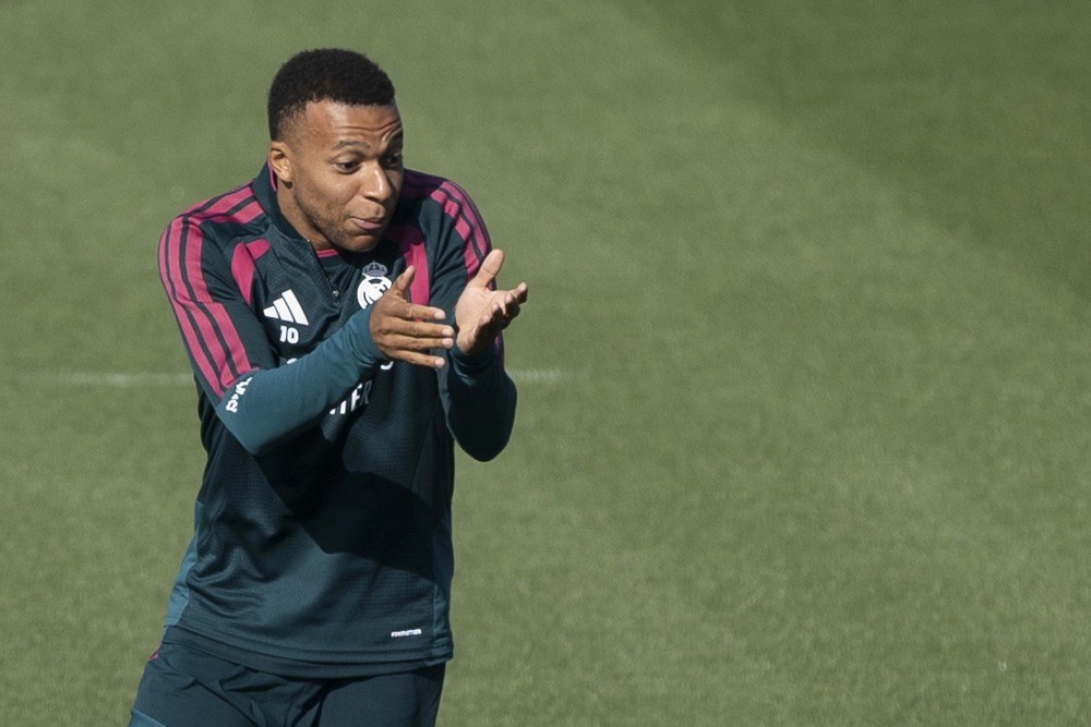 Mbappe dự kiến sẽ góp mặt ở trận đại chiến với Barca. Ảnh:EPA/SERGIO PEREZ.