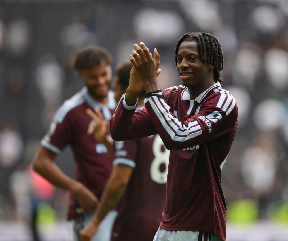 Manzambi là tân binh đầy tiềm năng của Aston Villa. Ảnh: EPA.