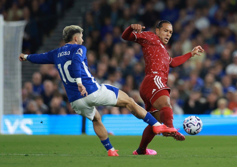 Real đang cân nhắc chiêu mộ trung vệ Van Dijk. Ảnh: EPA/NEIL HALL.