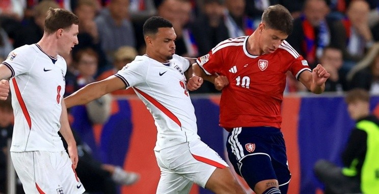 Trent Alexander-Arnold thi đấu ấn tượng trước CH Séc. Ảnh: EPA.