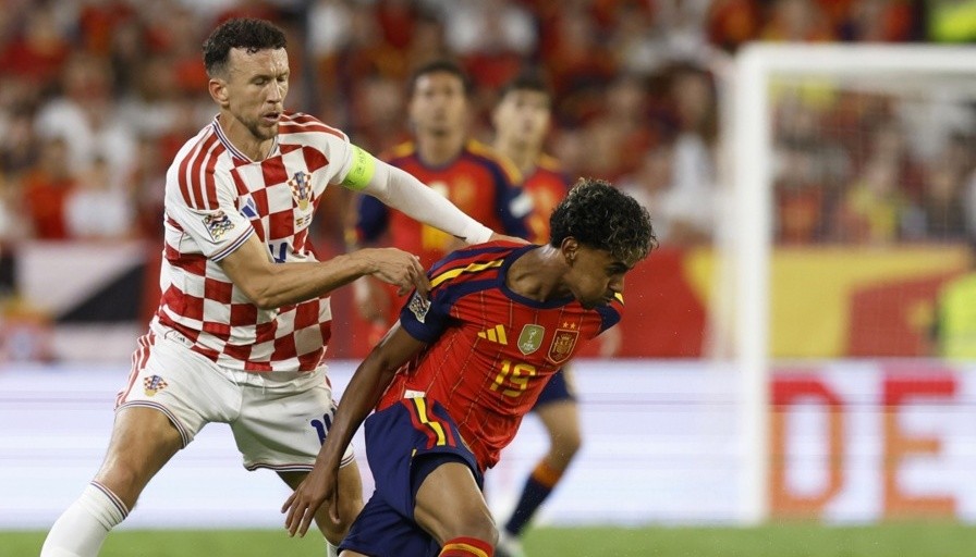 Yamal và Perisic ở một tình huống tranh bóng. Ảnh: EPA.