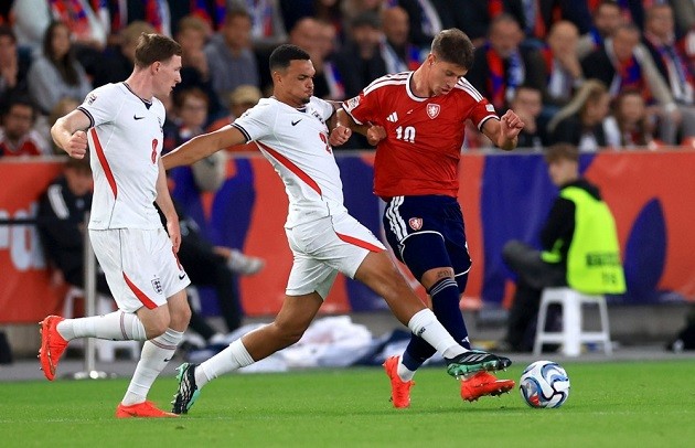 Trent Alexander-Arnold - 7: Trong lần đầu đá chính cho tuyển Anh sau gần hai năm, anh thi đấu tròn vai và tung ra một số đường chuyền đẹp mắt dù chưa quá bùng nổ. Ảnh: EPA.