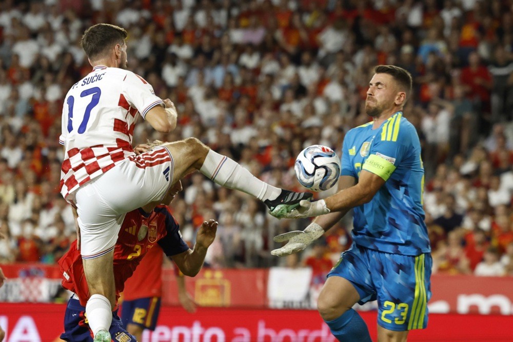 Unai Simon – 6/10. Simon có một buổi tối tương đối nhàn nhã khi Croatia chỉ có 2 cú sút trúng đích. Ảnh: EPA.