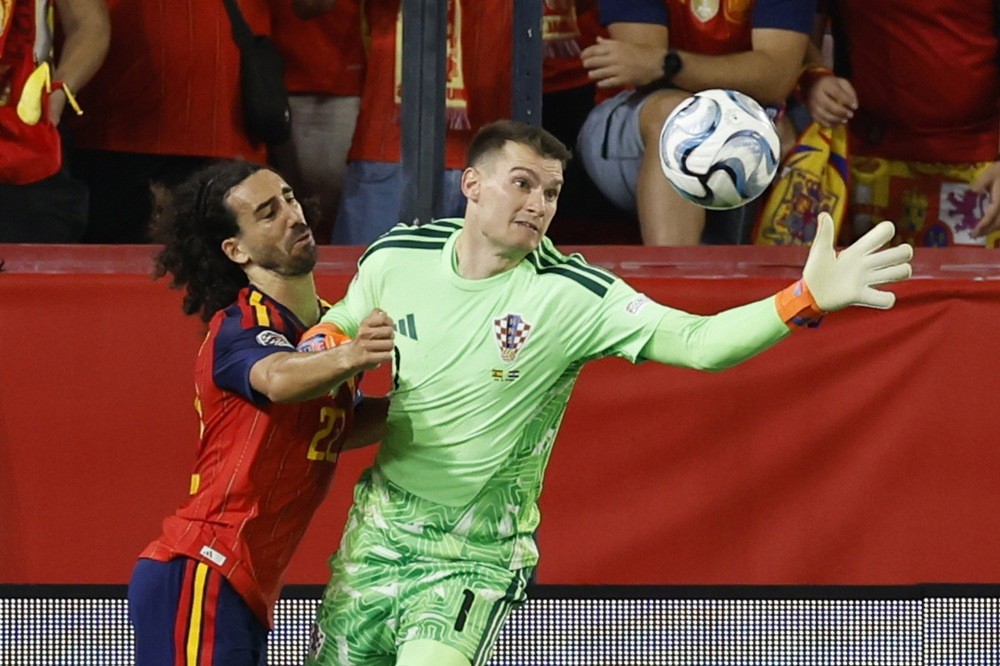 Marc Cucurella – 7/10. Cucurella tiếp tục thể hiện nguồn năng lượng dồi dào bên hành lang trái với những pha dâng cao hỗ trợ tấn công. Ảnh: EPA.