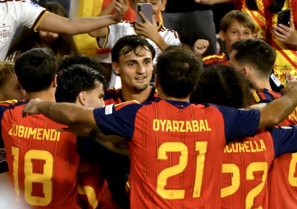Mikel Oyarzabal – 6/10. Anh đóng vai trò điểm tựa cho các cầu thủ sáng tạo phía sau nhiều hơn là một mũi nhọn trực tiếp săn bàn. Ảnh: EPA.