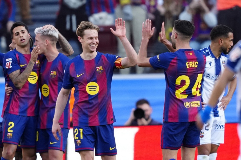Frenkie de Jong đã nhiều lần được đồn đoán với việc rời Barca. Ảnh: EPA.