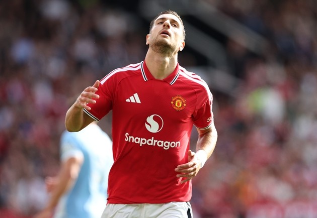 Sau nhiều năm gắn bó với Man United, Diogo Dalot chưa thể mang đến hình ảnh mà người hâm mộ vốn vẫn kỳ vọng. Ảnh: EPA