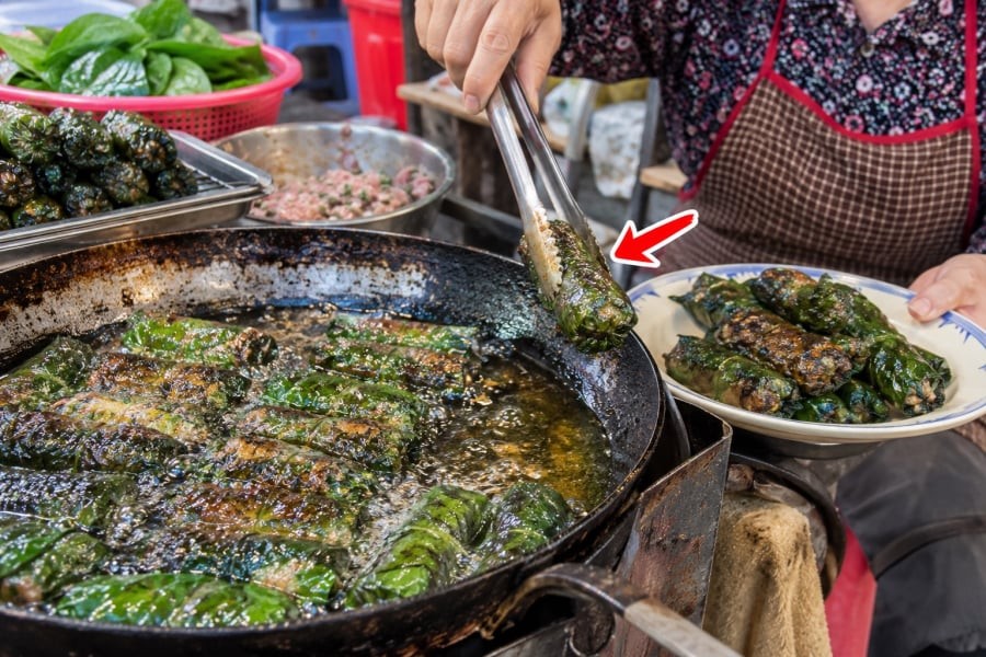 Muốn rán chả lá lốt đẹp mắt, bí quyết không nằm ở việc cho thật nhiều dầu hay rán trên lửa lớn. 