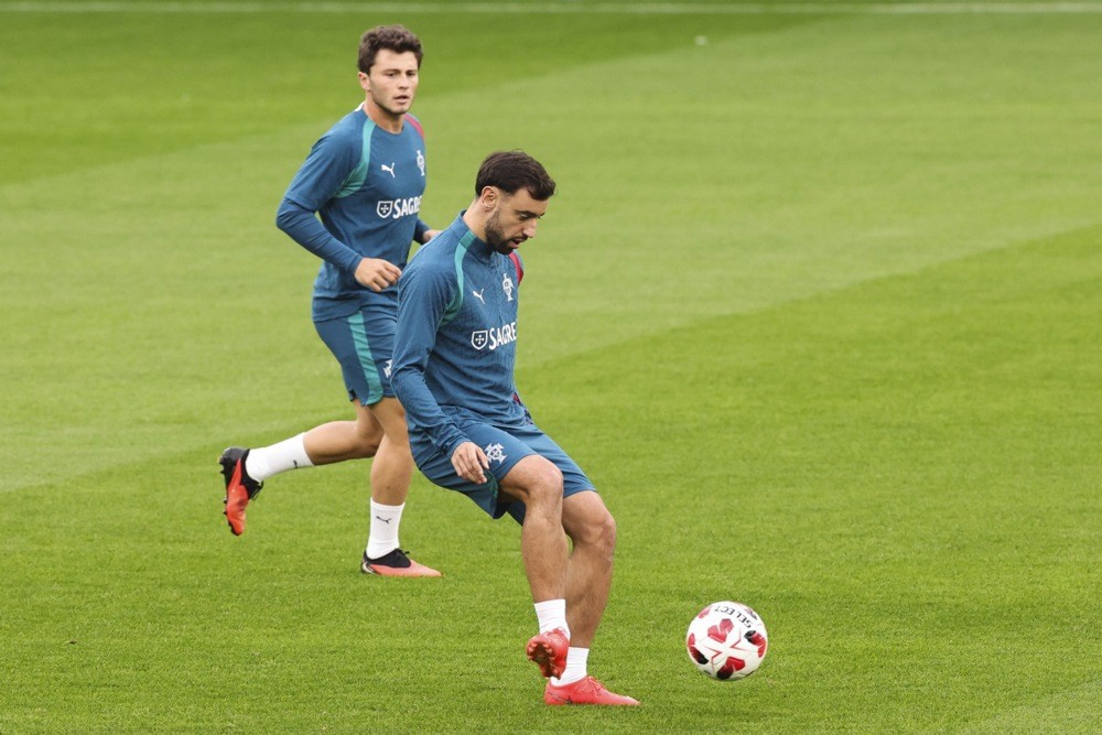 Bruno Fernandes sẵn sàng cho lần đụng độ Đan Mạch? Ảnh: EPA.