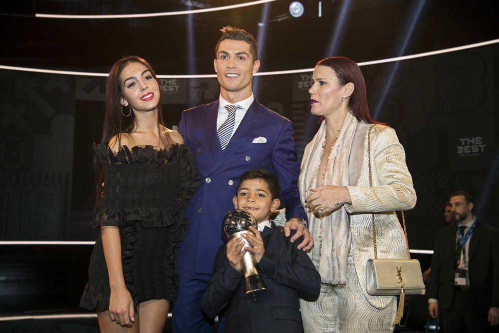 Elma và gia đình Ronaldo. Ảnh: EPA.