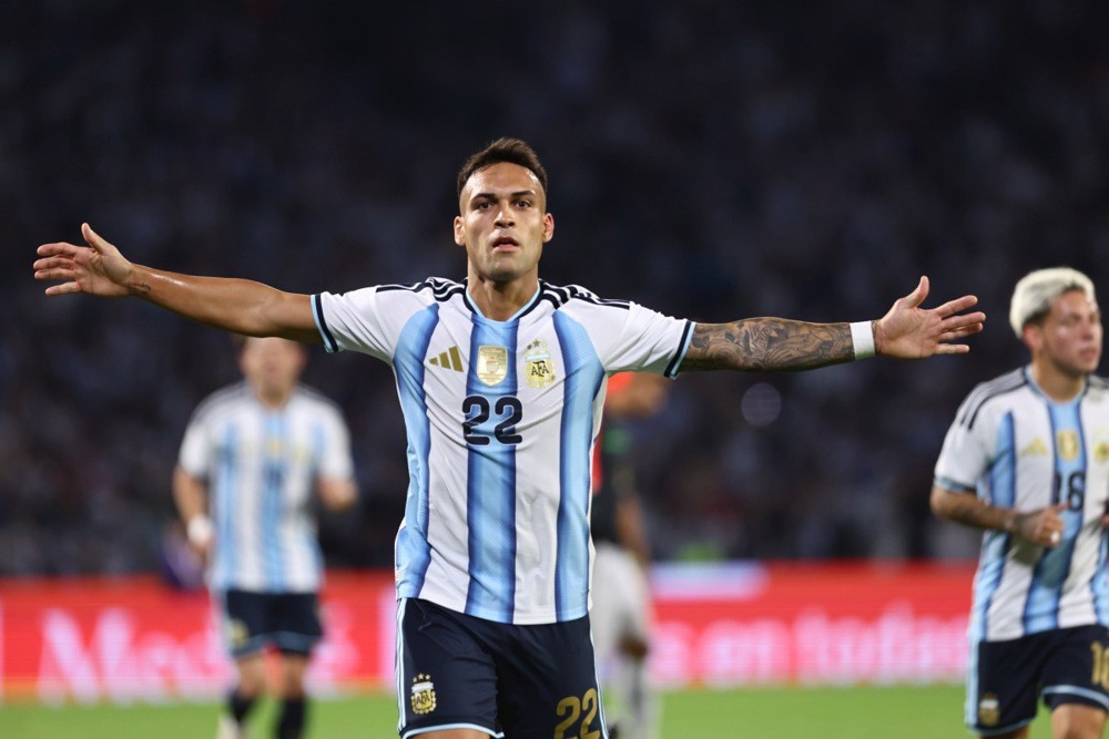 Logo trên ngực áo Argentina đã không còn biểu tượng World Cup. Ảnh: EPA.