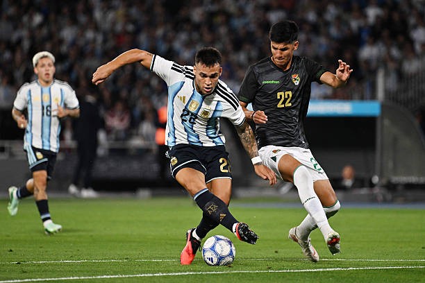 Martinez tỏa sáng trong chiến thắng của Argentina. Ảnh: Luciano Bisbal/Getty Images.