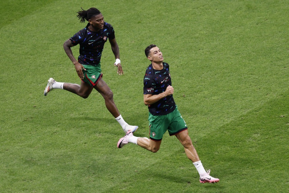 Áo số 7 của Ronaldo được trao cho Leao ở trận đấu gặp Đan Mạch. Ảnh: EPA Images.